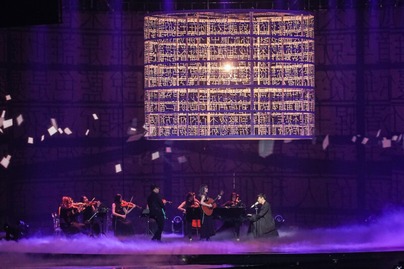 林俊傑1日在金曲獎頒獎典禮以「聽夢、追夢,唱夢」為主題演唱恩師林秋離經典作品。(台視提供)