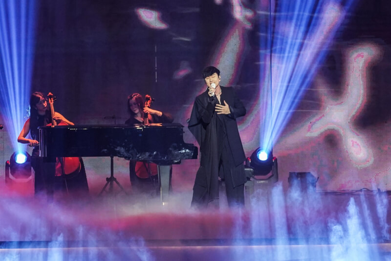 林俊傑(前)獻唱組曲前大喊:「秋離老師,謝謝你!」讓台下的熊美玲眼眶泛淚。(台視提供)