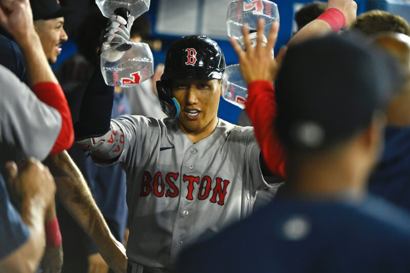 MLB波士頓紅襪隊30日以5比0擊敗多倫多藍鳥，日籍選手吉田正尚（中）敲出3支安打、含個人本季第9轟。（圖取自twitter.com/RedSox）