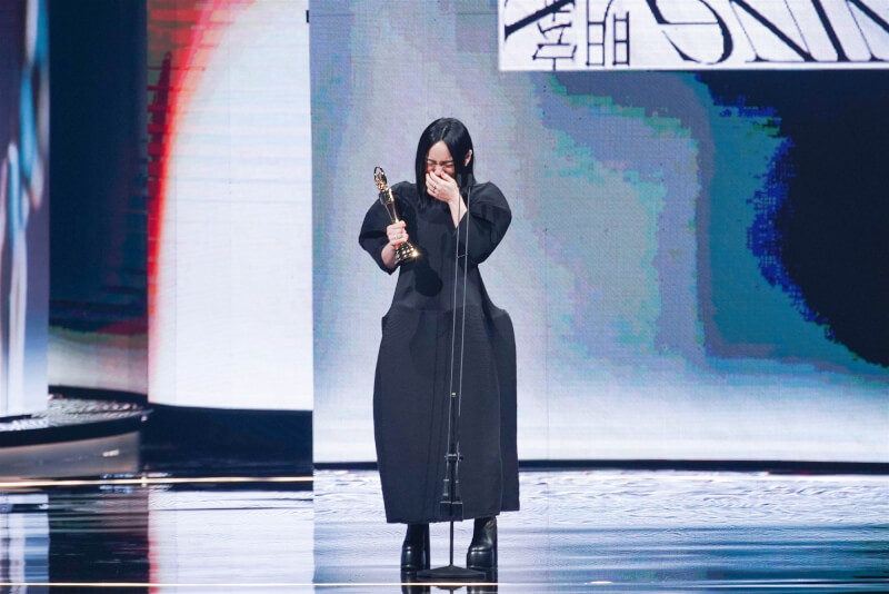 徐佳瑩1日拿下金曲獎最佳作曲人獎後淚灑舞台，並說這是她今天最想要拿的獎。（台視提供）