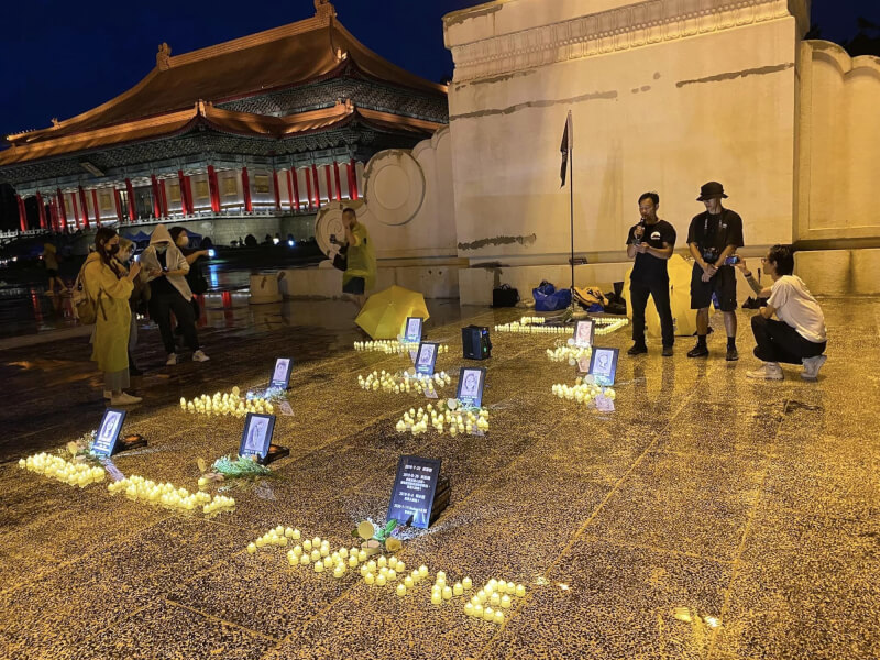1日一群在台港人自發舉行紀念活動，追悼這些逝世的香港人。（圖取自facebook.com/hkoutlanders.tw）