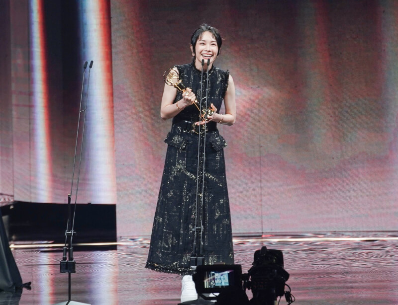 鄭宜農1日以首張台語專輯「水逆」奪下金曲最佳台語專輯獎，她致詞感謝近期把傷疤揭露在大家面前的人們。（台視提供）