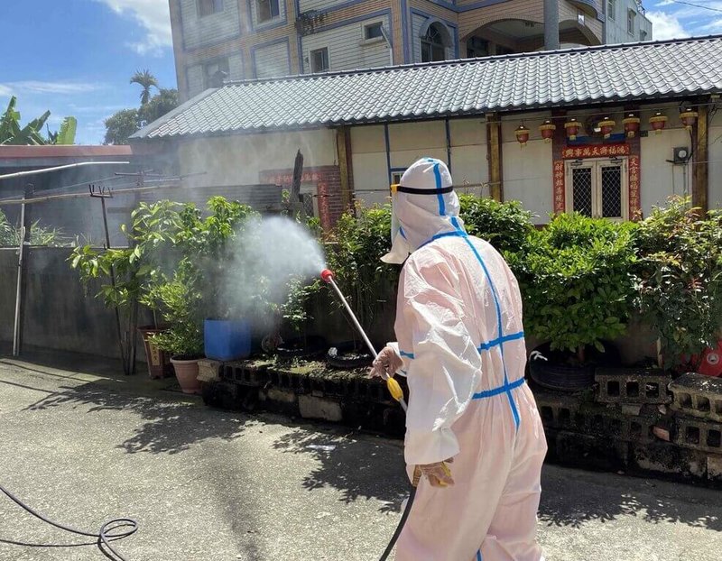 雲林縣出現今年首例登革熱確診病例，為住在古坑鄉務農的一對夫婦，衛生局已針對確診個案農作地點及住家周圍半徑50公尺範圍進行病媒蚊密度調查，並加強環境消毒。（雲林縣政府提供）中央社記者黃國芳傳真 112年7月1日