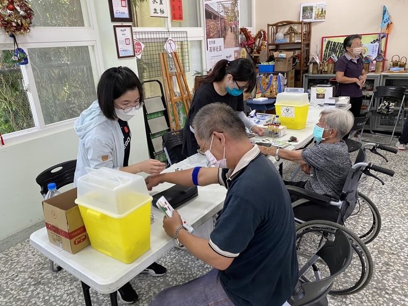 雲林縣繼古坑鄉東和村一對夫婦確診登革熱後，2日再添2例個案；衛生局2日並在高林社區活動中心設置登革熱快篩站，累計84人接受篩檢，其中有3例疑似個案。圖為快篩站運作情形。（雲林縣政府提供）中央社記者姜宜菁傳真  112年7月2日