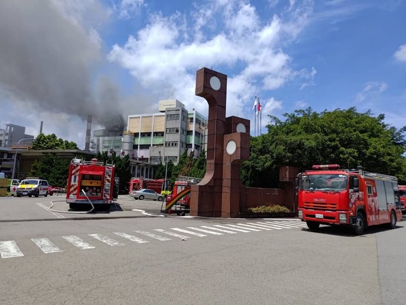 桃園市楊梅區中山南路上的中興紡織廠2日上午發生火警，現場冒出大量濃煙，消防局獲報立即派遣人車前往搶救。（桃園市政府消防局提供）中央社記者吳睿騏傳真  112年7月2日