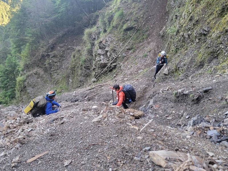 1支6人登山隊挑戰南三段，預計1日下午從信義鄉郡大林道登山口下山，60歲沈姓山友因午後雷雨、腳程慢脫隊失聯，南投縣消防局獲報立即派遣信義分隊警消3人馳援。（南投縣消防局提供）中央社記者吳哲豪傳真  112年7月2日