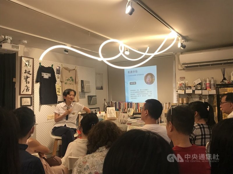 作家顏擇雅（後左）1日在台北飛地書店出席「重讀李怡：『失敗者回憶錄』系列讀書會」表示，香港資深評論家李怡是華文世界唯一一名具跨國影響力的政論家兼媒體人，「他是一個終生都在戰鬥的人」。中央社記者邱祖胤攝  112年7月2日