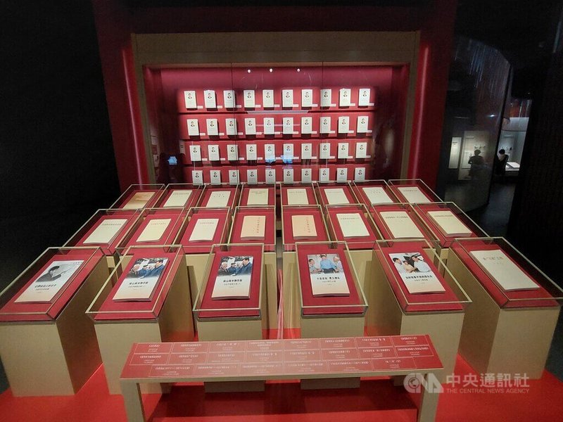 在位於上海、剛落成的中國近現代新聞出版博物館內，展出中共總書記習近平的講話與文章集結成各種語言版本和主題的著作，另有習近平過去在河北、福建、浙江、上海工作時的相關紀錄。中央社記者張淑伶上海攝  112年7月2日