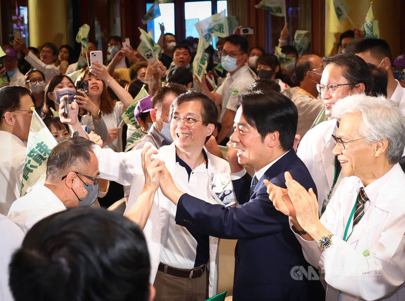 民進黨總統參選人賴清德（前右2）2日下午現身台北圓山大飯店，出席全國醫界信賴台灣後援會成立大會，入場時受到熱情歡迎，許多支持者紛紛上前致意、合影。中央社記者王騰毅攝  112年7月2日