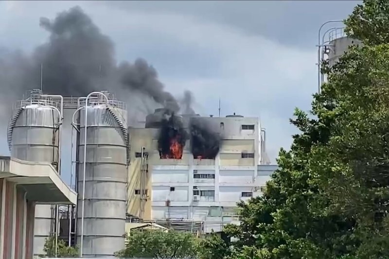 桃園市楊梅區中興紡織廠2日上午發生火警，現場冒出大量黑煙，消防局獲報趕往救援，事故造成1名員工嗆傷、2名外包商人員身亡。（民眾提供）中央社記者吳睿騏桃園傳真 112年7月2日