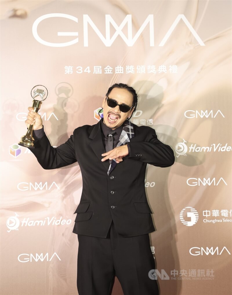 第34屆金曲獎1日晚間在台北小巨蛋隆重頒獎,最佳原住民語歌手獎由歌手葛西瓦以「我這裡有一批很純的你要不要 Ita」奪得。中央社記者趙世勳攝 112年7月1日
