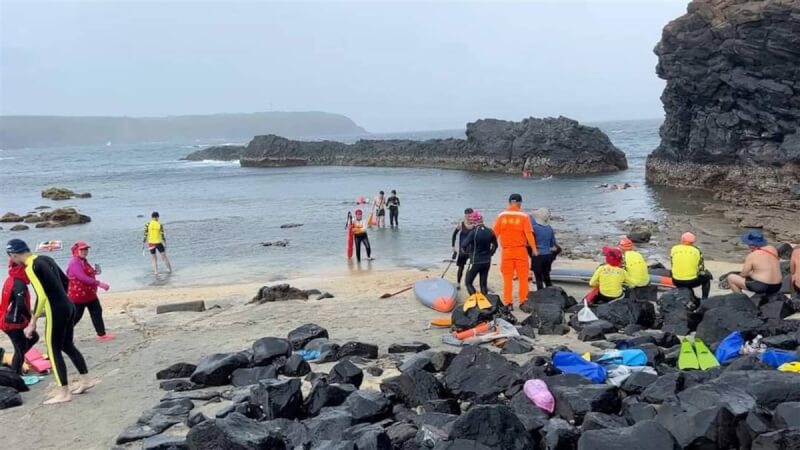 網友指出，澎湖七美臥牛海域1日出現遊客浮潛涉踐踏軸孔珊瑚，還在玩立式划槳時涉打斷珊瑚，旁人勸告也不理，熱心民眾轉向七美安檢所通報。七美安檢所獲報回報岸巡隊與海保署後，隨即到場巡察並勸導此一行人離開。（七美報報提供）中央社 112年7月2日