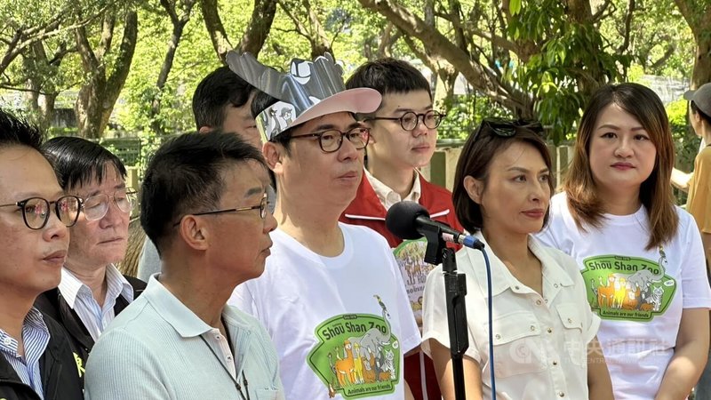 高雄市長陳其邁(前右3)2日出席壽山動物園光室咖啡開幕活動時接受媒體聯訪表示,光室咖啡原來是猩猩在住的家,希望大家能體會動物感受,以不同視覺角度換位思考,培養動保概念。中央社記者林巧璉攝 112年7月2日