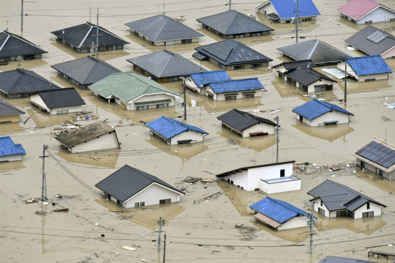 日本九州地方等地7月1日降下破紀錄大雨，圖為岡山縣民宅被水淹沒。（共同社）