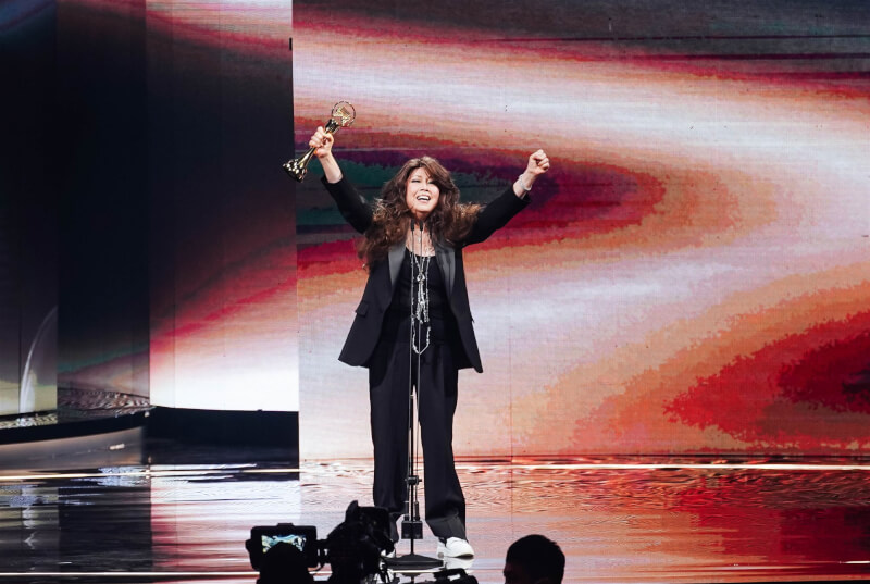 歌手歐陽菲菲1日獲得金曲獎特別貢獻獎，她開嗓獻唱「感恩的心」，喊話：「我會繼續唱下去。」（台視提供）