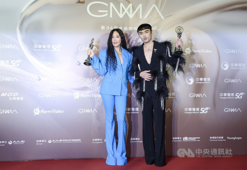 第34屆金曲獎頒獎典禮1日，最佳華語女歌手獎由A-Lin（左）以LINK拿下，最佳華語男歌手獎則由HUSH（右）以娛樂自己奪得，兩人頒獎後開心持獎座合影。中央社記者張新偉攝 112年7月2日