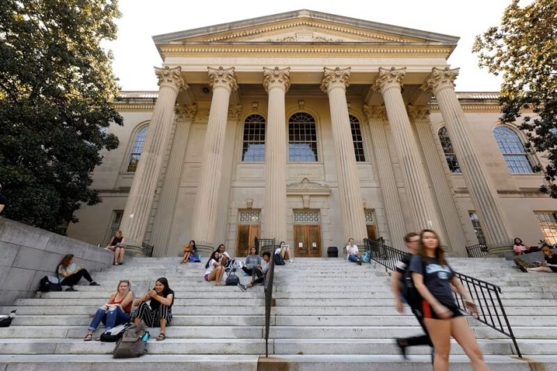 美國最高法院審理哈佛大學和北卡羅來納大學招生設平權機制，29日判這兩所學校違憲，認定學校不該將「種族」作為招生考量因素。圖為北卡羅來納大學校園一景。（路透社）