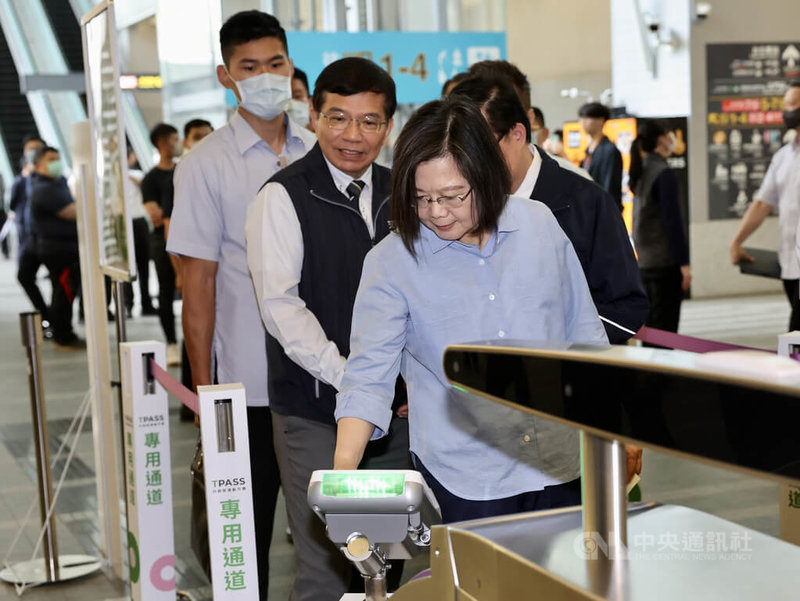 總統蔡英文（前）3日上午赴桃園機場捷運A1台北車站視察北北基桃TPASS公共運輸通勤月票實施情形，蔡總統使用通勤月票與交通部長王國材（中）等人一起從台北搭機捷到桃園國際機場。中央社記者張皓安攝 112年7月3日