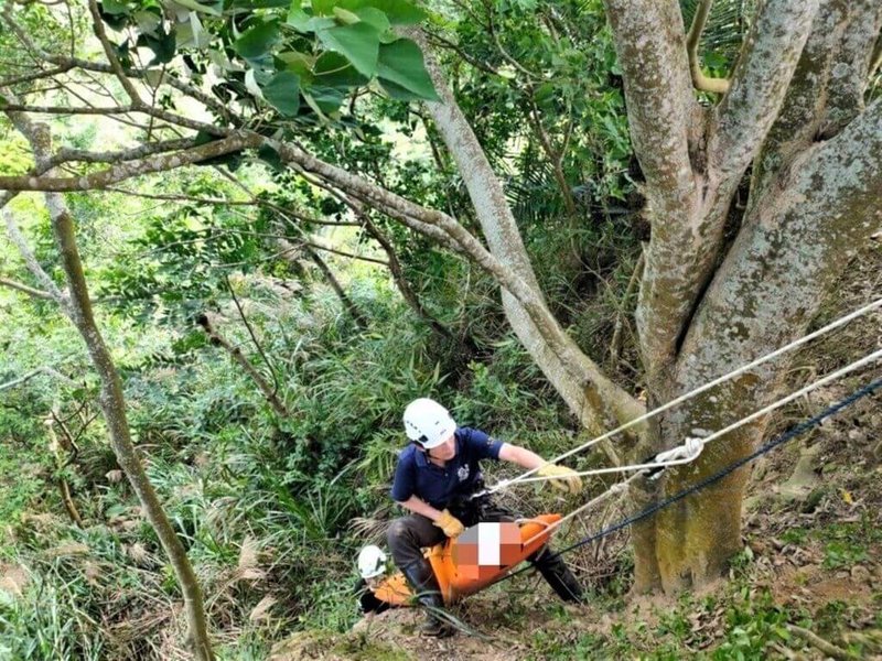 嘉義市方姓男子1日跌落嘉縣番路鄉1處30公尺深懸崖，警方與搜救人員2日找到人，用吊掛器具將意識不清方男救出。（警方提供）中央社記者蔡智明傳真  112年7月3日