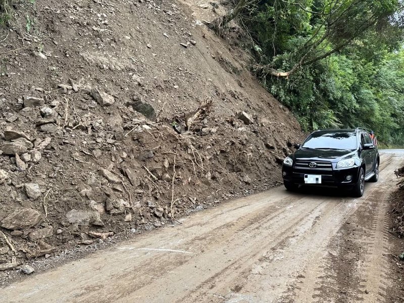 台14甲線指標18.7公里處、南投縣仁愛鄉翠峰路段3日清晨再發生坍方，阻斷雙向交通，經機具進場後下午已搶通單線雙向通行，3日晚間7時起將封閉施工搶修。（公路總局提供）中央社記者蕭博陽南投縣傳真 112年7月3日