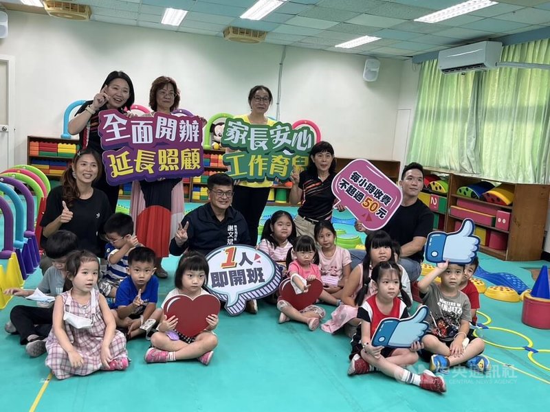 高雄市公立幼兒園7月起全面實施延長照顧服務,市府教育局長謝文斌(中)3日至莒光國小附設幼兒園視導暑期延長照顧服務。中央社記者林巧璉攝 112年7月3日