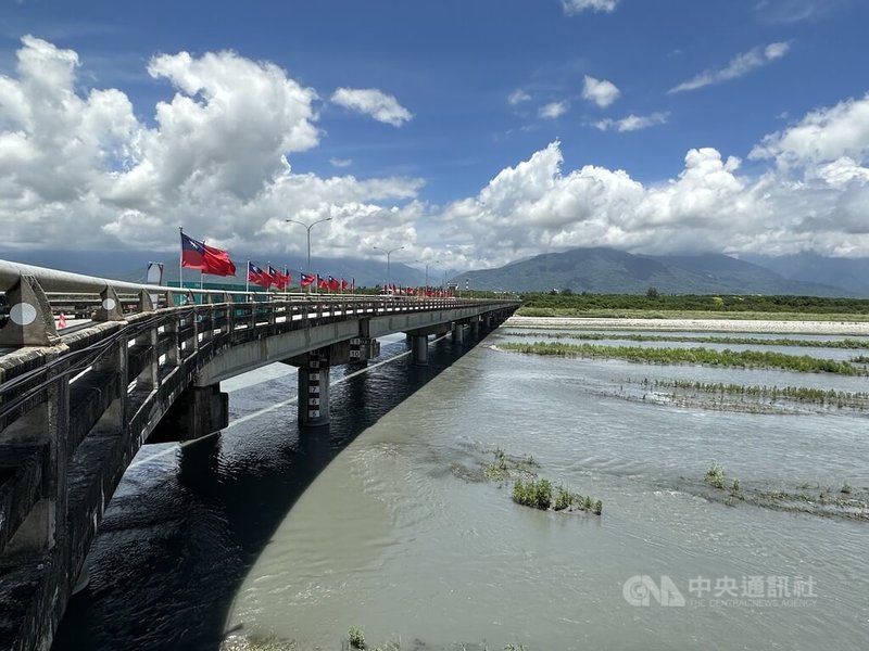 連接縱谷與海線的花蓮大橋，由民國57年及91年開通的兩代橋組成，位於嶺頂斷層地質敏感區，歷經0206大地震橋梁位移，考量安全交通部將改建，3日舉行動土典禮，預計115年完工。中央社記者李先鳳攝  112年7月3日