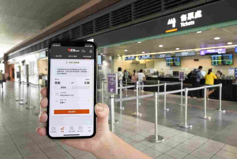台灣高鐵公司3日指出，推出全新的自由座購票體驗，旅客在出發站的車站大廳內，即可透過手機「T-EX行動購票」App購買自由座車票。（台灣高鐵提供）中央社記者汪淑芬傳真 112年7月3日