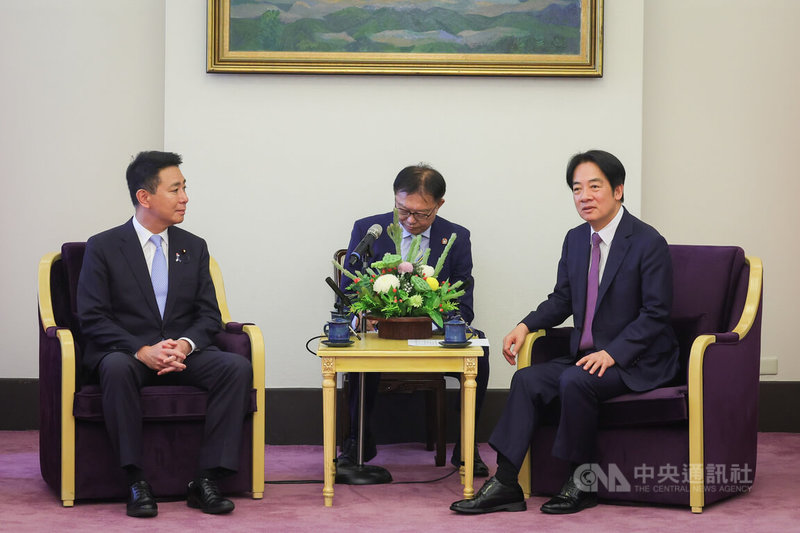 副總統賴清德（右）3日上午在總統府接見日本「立憲．維新．國民超黨派台灣訪問團」，致詞歡迎日本在野黨議員組團訪台交流。左為國民民主黨籍眾議員前原誠司。中央社記者裴禛攝  112年7月3日