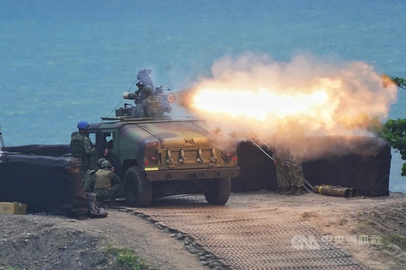 陸軍「天馬操演實彈射擊」3日在屏東枋山靶場進行，以海上靶船模擬敵軍目標，驗證拖式反裝甲飛彈精準射擊成效。中央社記者徐肇昌攝  112年7月3日