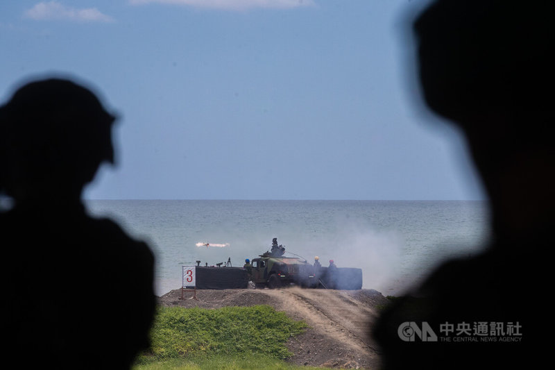 國軍天馬操演3日在屏東枋山地區舉行，並實彈射擊拖式飛彈，展現不對稱戰力。中央社記者游凱翔攝 112年7月3日