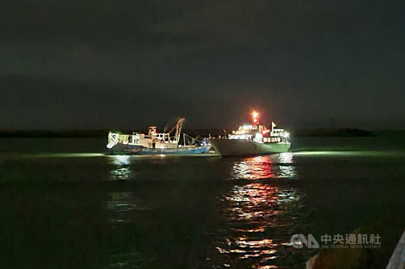 往返澎湖東吉嶼及台南將軍港的交通船雙吉福氣輪，3日傍晚返航至將軍漁港時擱淺，在晚間潮位上漲後，經海巡署與民間漁船協助脫困。（海巡署提供）中央社記者楊思瑞台南傳真 112年7月3日