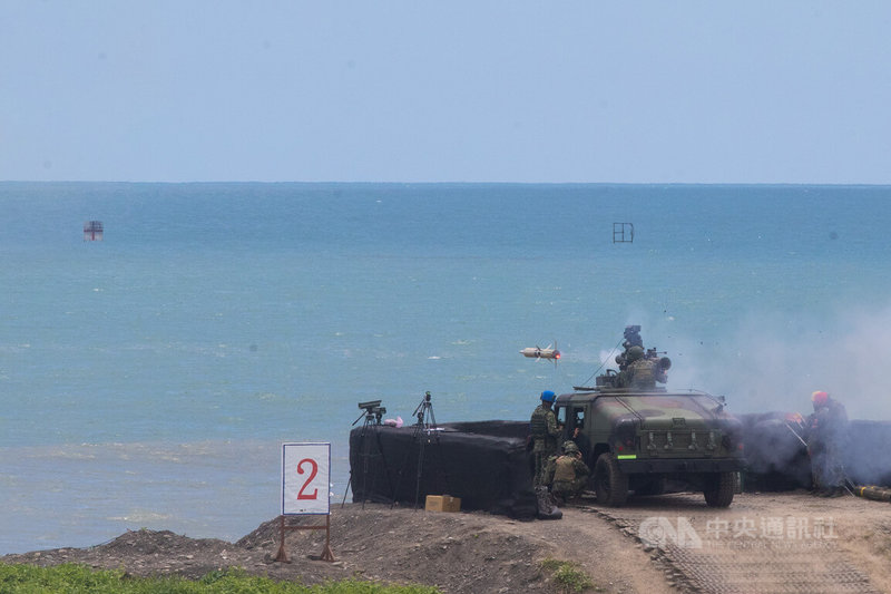 中共頻以機艦侵擾台灣防空識別區，國軍為強化訓練，3日在屏東枋山地區舉行天馬操演，並實彈射擊拖式飛彈。中央社記者游凱翔攝 112年7月3日