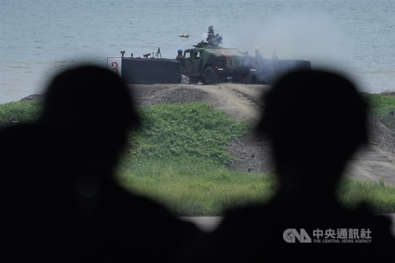 陸軍3日在屏東枋山靶場進行「天馬操演實彈射擊」,以海上靶船模擬敵軍目標,由射手透過光學瞄準具追蹤以及線控導引方式,使飛彈精準擊中目標。中央社記者徐肇昌攝 112年7月3日