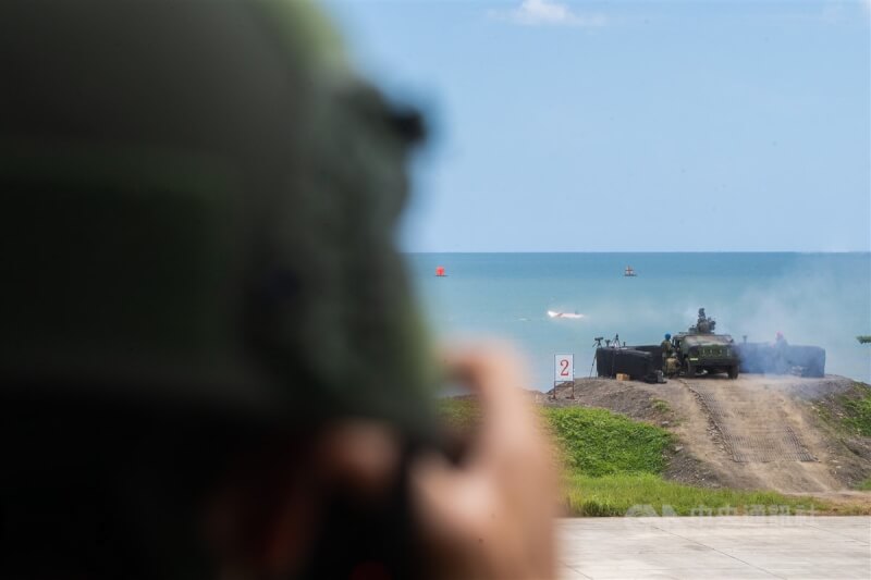 國軍天馬操演3日在屏東登場,依據防衛作戰構想結合戰場實況,以海上靶船模擬敵軍目標,並實彈射擊拖式飛彈,展現不對稱戰力。中央社記者游凱翔攝 112年7月3日