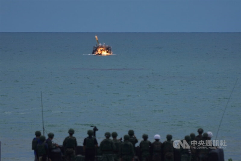 國軍3日在屏東枋山靶場實施「天馬操演實彈射擊」,為陸軍年度精準彈藥射擊的一環,現場以海上靶船模擬敵軍目標,驗證拖式反裝甲飛彈成效,順利命中目標。中央社記者徐肇昌攝 112年7月3日