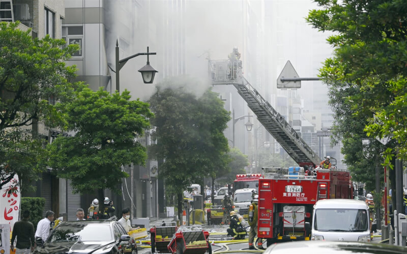日本東京消防廳表示，東京都港區新橋一棟建築物3日爆炸起火。（共同社）