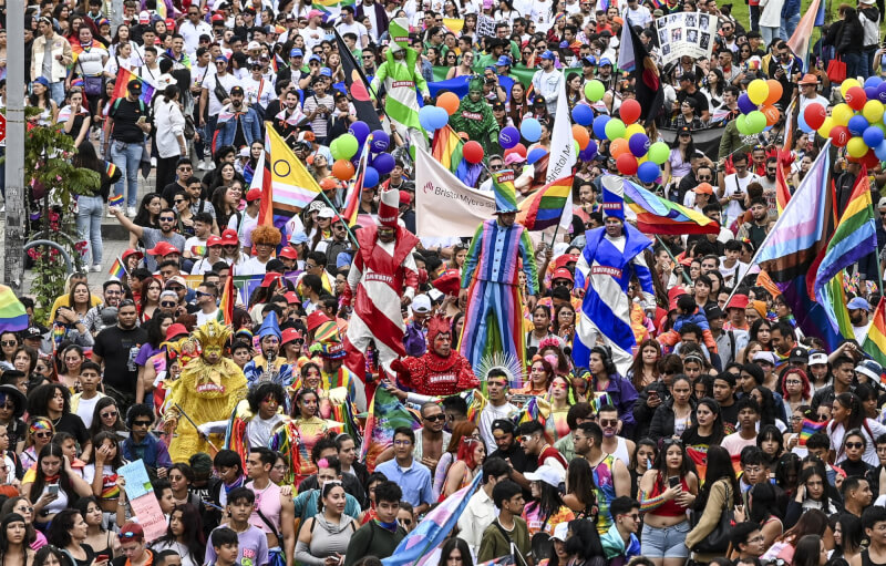 哥倫比亞波哥大市長表示，2日有超過10萬人走上街頭，參與LGBTQ驕傲遊行。（法新社）