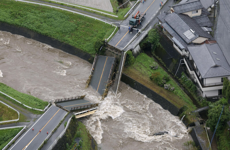 日本九州各地持續下大雨，熊本縣3日清晨發生國道445號的金內橋崩塌。（共同社）