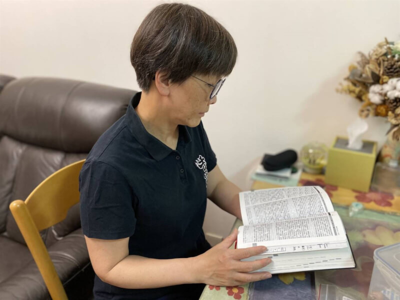 李盈姿因上月到維園悼念六四而被拘捕，七一她仍堅持與朋友沿著昔日的遊行路線再走一次，為的就是不想忘記這些香港人重要的日子。她說，這些年間信仰及聖經給予她更大的力量去面傷痛。（受訪者提供）中央社記者陳沛冰傳真 112年7月3日