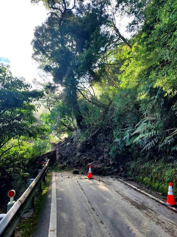 台14甲線指標18.7公里處南投縣仁愛鄉翠峰路段2日坍方阻斷交通，埔里工務段全力搶通後，3日清晨再度坍方阻斷雙向通行（圖），機具進場清除，預計下午搶通。（公路總局提供）中央社記者蕭博陽南投縣傳真  112年7月3日