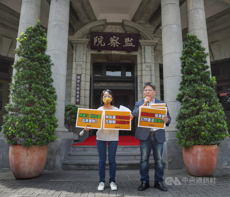 立法院1月三讀通過平均地權條例部分條文。時代力量立委邱顯智（右）、王婉諭（左）就條文中有關預售屋換約轉售限制的問題，3日上午到監察院檢舉行政院長陳建仁及內政部長林右昌曲解法令，要求監委介入調查。中央社記者王飛華攝  112年7月3日