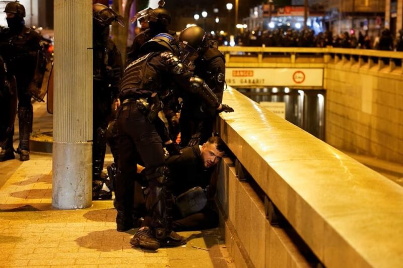 法國非裔少年拒攔檢遭員警槍殺所引起的暴動即將進入第6天，警方2日在巴黎街頭壓制一名參與抗議活動的年輕人。（路透社）