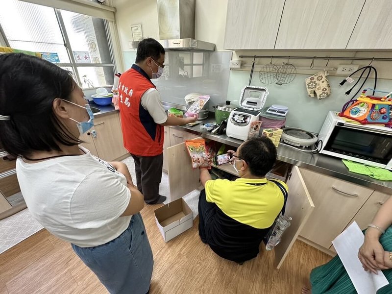 嘉義市東區社區公共托育家園發生疑似供幼童食用過期食物事件，市府稽查發現多項違規，委託管理的協會梁姓主任已離職，後續將持續追究責任。（嘉義市政府提供）中央社記者黃國芳傳真  112年7月4日