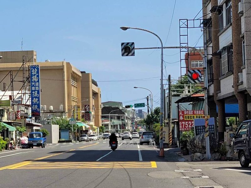 屏東警方配合警政署交通大執法，近日在屏東市信義路與忠孝路口取締閃光紅燈不停的車輛，半個月以來已開出逾50張罰單。（民眾提供）中央社記者李卉婷傳真  112年7月4日