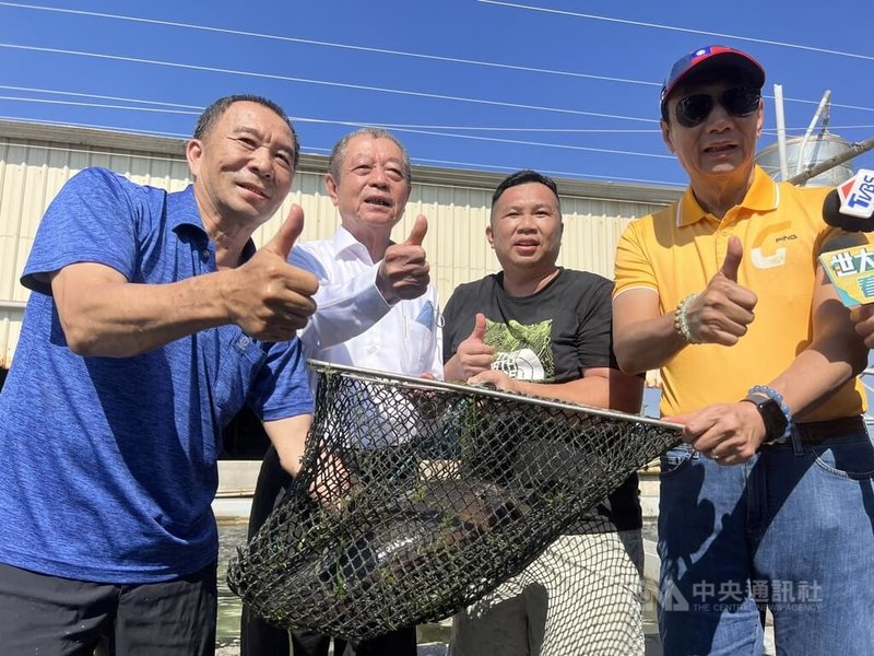 鴻海集團創辦人郭台銘（右）4日到屏東養殖戶參訪，並表示要協助漁民建立兩岸經貿對話。中央社記者李卉婷攝  112年7月4日