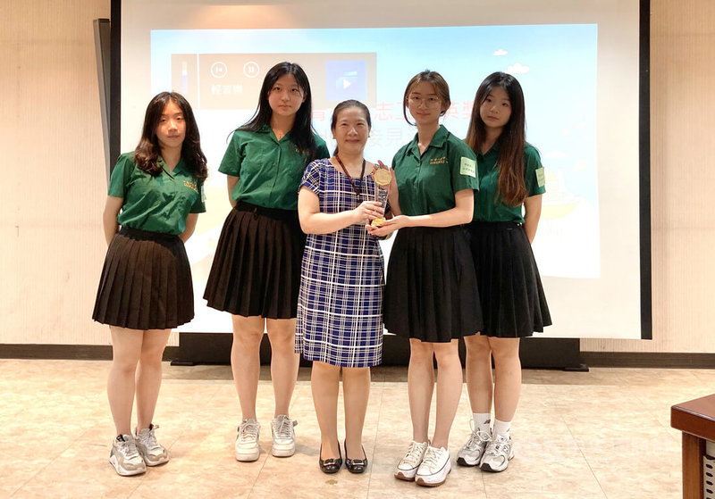 北一女學生聯合多校創立「安普拉絲特φ青少年去塑聯盟」持續推廣減塑行動,3年來減少超過2萬個塑膠袋,獲得台新青少年志工菁英獎「社團影響力獎」。中央社記者陳昱婷攝 112年7月4日