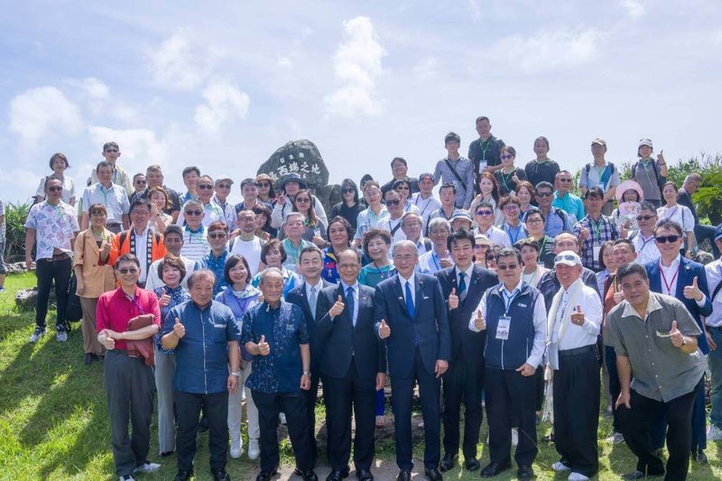 立法院長游錫堃（前排右5）4日踏上與那國島，並前往該島最西處西崎，盼遠眺台灣。（立法院提供）中央社記者王揚宇傳真 112年7月4日