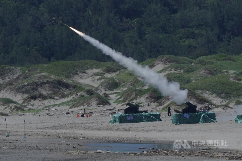 國軍4日在屏東滿州鄉執行「神弓操演」，全程以靶彈及靶機模擬敵軍，實施「雙聯裝刺針飛彈系統」與「復仇者飛彈車」（圖）實彈射擊，場面震撼。中央社記者徐肇昌攝 112年7月4日