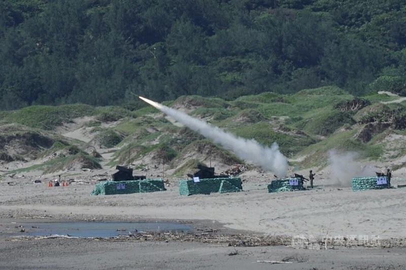 國軍4日在屏東滿州鄉執行「神弓操演」，全程以靶彈及靶機模擬敵軍，實施「雙聯裝刺針飛彈系統」（右、右2）與「復仇者飛彈車」（左、左2）實彈射擊，場面震撼。中央社記者徐肇昌攝 112年7月4日