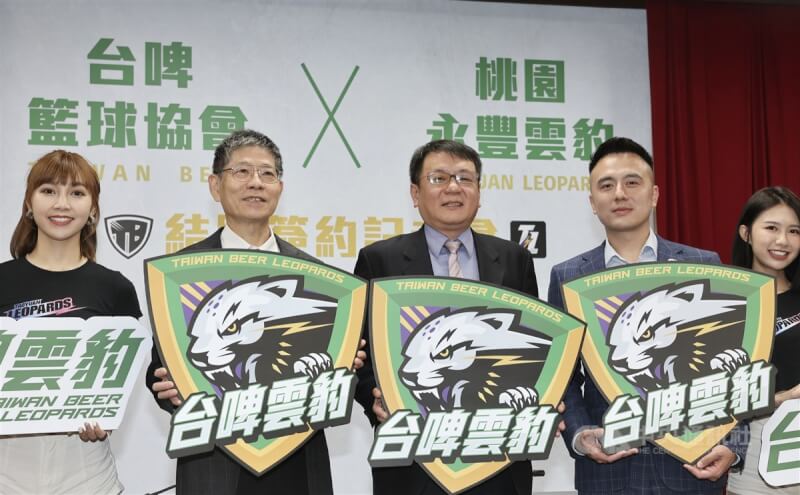 T1職業籃球聯盟桃園永豐雲豹4日宣布和台啤籃球協會正式結盟合作,下個賽季將改名為「台啤雲豹」,台啤籃球協會理事長林士傑(左2)、台灣菸酒公司董事長丁彥哲(中)、雲豹執行長張建偉(右2)出席簽約記者會。中央社記者張皓安攝 112年7月4日